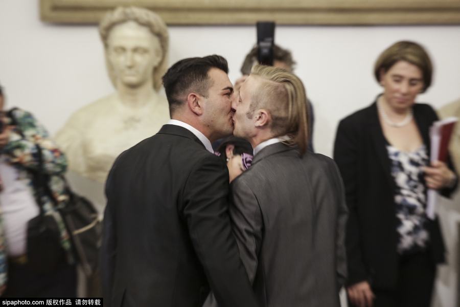 罗马批准同性恋婚姻注册 14对新人登记结婚-同