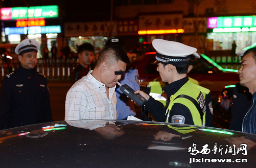 交警严查酒驾(组图)--鸡西新闻网