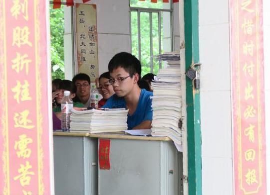 广西霸气高考标语惊呆网友 用词夸张 血腥 味十