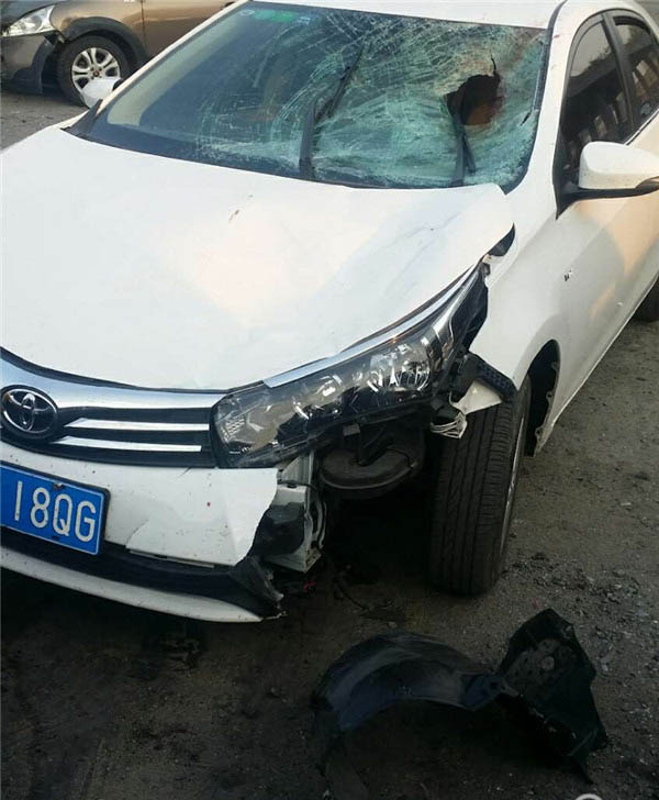 哈尔滨城乡路上菜库街路口车祸 男女赤裸上身吵架被撞身亡|交通事故