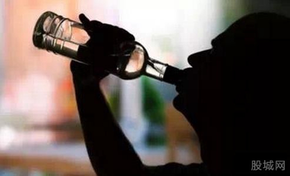  男子酒驾 遇查当场喝半斤白酒 车友:二货!你当交