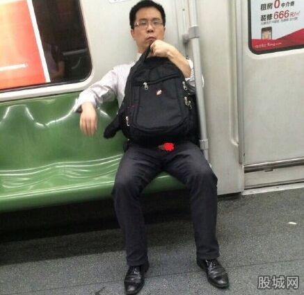 上海 地铁射狼  掏出生殖器对着美女打飞机-上海