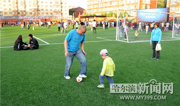 哈南市民健身广场投用 塑胶跑道和足球场免费
