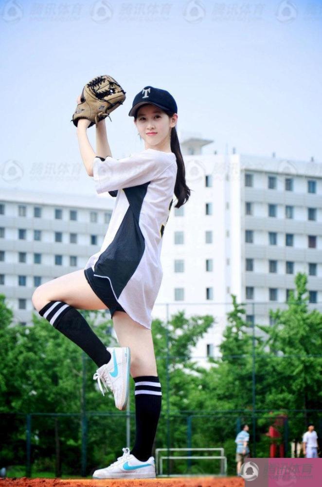 章泽天的运动系写真,青春女神挑战帅气棒球造型,十分养眼.