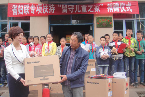 兰西县妇联为留守儿童捐赠学习用品