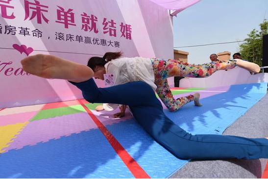 南京滚美女v美女:这俩内裤床单真放得开男士丝袜杜米情趣国际图片