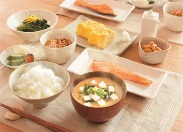 日本人吃饭反人类,喝汤不用汤勺?