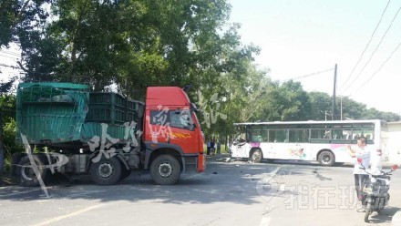 哈尔滨公交车与大货车相撞多人受伤高清图片
