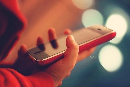  27岁女子玩手机猝死 仍盯屏幕 似灵魂出窍- 27岁 