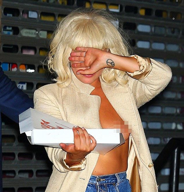 Lady Gaga霸气侧漏<em>穿胸罩</em>就<em>上街</em> 不惜中空走