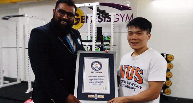 新加坡学生1分钟做44次引体向上破世界纪录(图