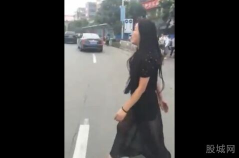 碰瓷女以头撞车 敲诈司机简直是想钱想疯了