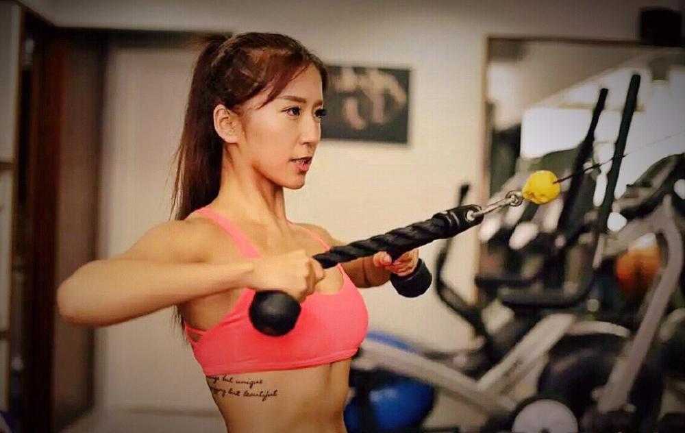 【组图】民间健身女神:乳神苦练器械 90后教师爆红-健身女神|乳神|-东北网体育