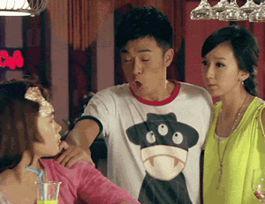 想穿得瘦很难吗?学会郑爽 妹子 的条形穿搭法就