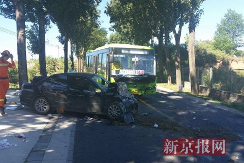 密云车祸:轿车逆行撞上公交 轿车内3人死亡
