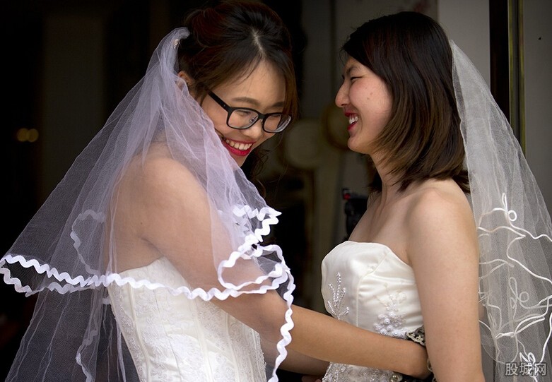 <em>女同性恋</em>情侣结婚 <em>男士</em>看到心里能接受吗?-女