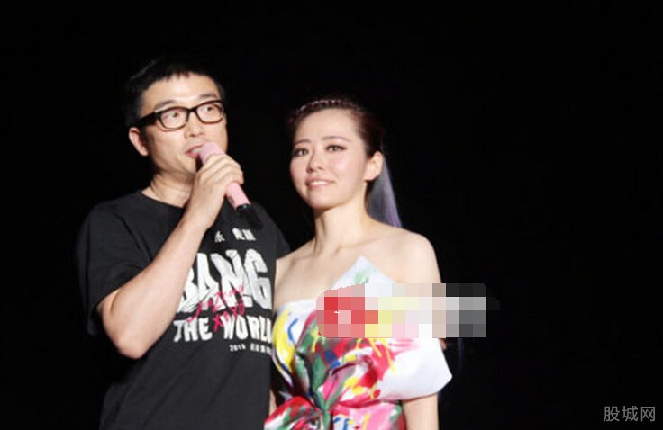 张靓颖公开恋情 相爱十五载台上激情拥吻-张靓颖公开恋情