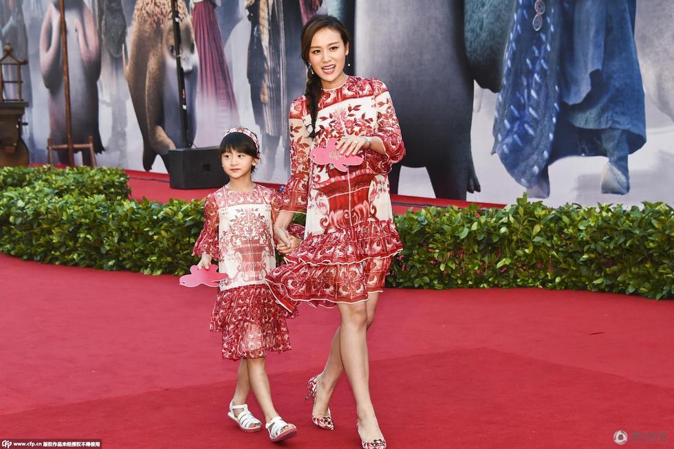 森碟出演电影首映 与叶一茜同走红毯气场十足图片