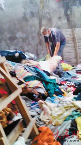 旧衣服有人分拣 不消毒不清洗卖给民工外来务工者