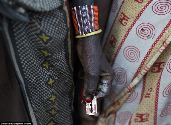 惨绝人寰!实拍非洲女孩割礼 被割去阴蒂阴唇保处女身-割礼-东北网国际
