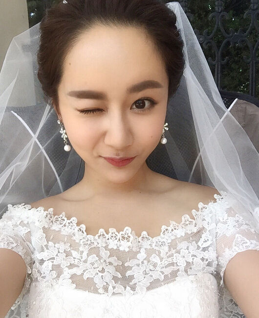 "小雪"杨紫拍戏晒穿婚纱美照:我又结婚了!(图)