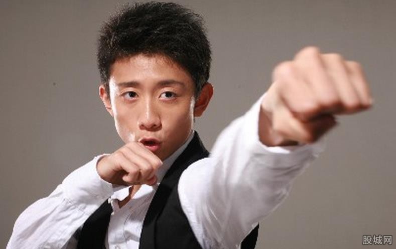 张一山回应夜店事件:与文章偶遇 叫小姐陪酒不