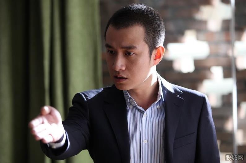 张一山回应夜店事件:与文章偶遇 叫小姐陪酒不