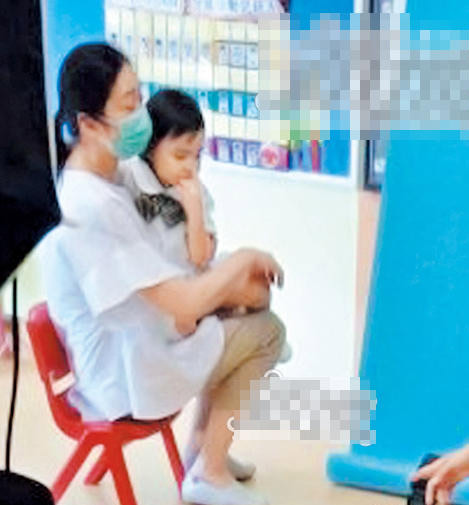 刘德华3岁女儿现身幼儿园 穿校服拍证件照-刘