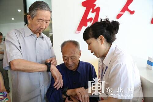 黑龙江省志愿服务工作在哈开展 智能手环照亮