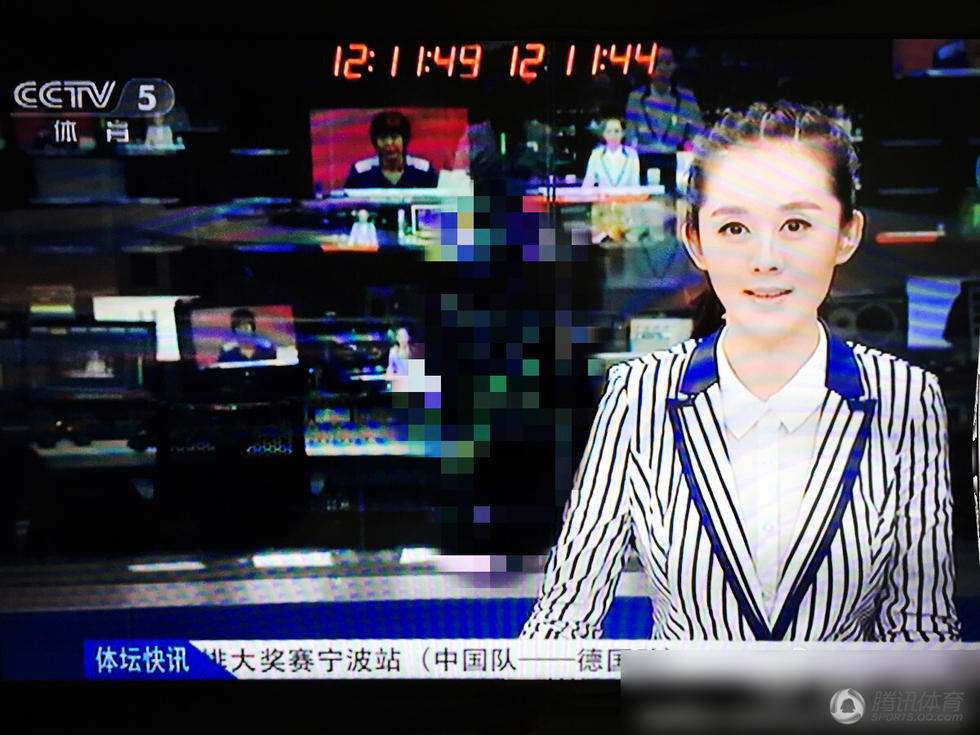 央视女主播演播室卖萌 氧气美女嘟嘴迷人电眼