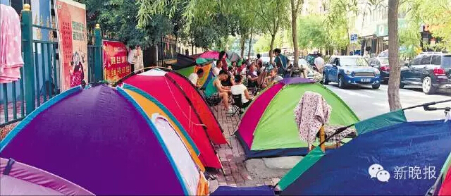 大雨阻挡不了幼儿园招生热 家长们露宿街头5天