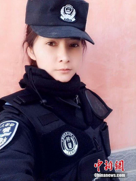 新疆最美女警花生活照走红网络 无论警服便衣美得一塌