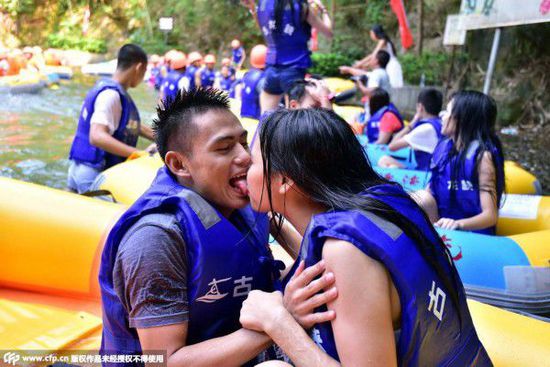 巨乳诱惑!当性感的美女护漂员遇上别有用心的