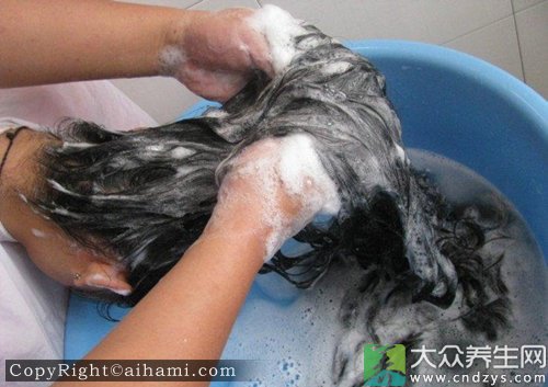 <em>洗头</em>时加一物<em>头发</em>翻倍增长 加<em>醋</em>可以防止脱发