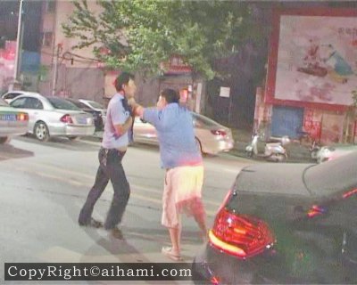 酒驾英语骂交警 嚣张洋文喷粪还要打民警