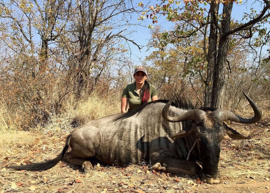 美女晒猎杀动物照 狂妄地叫嚣