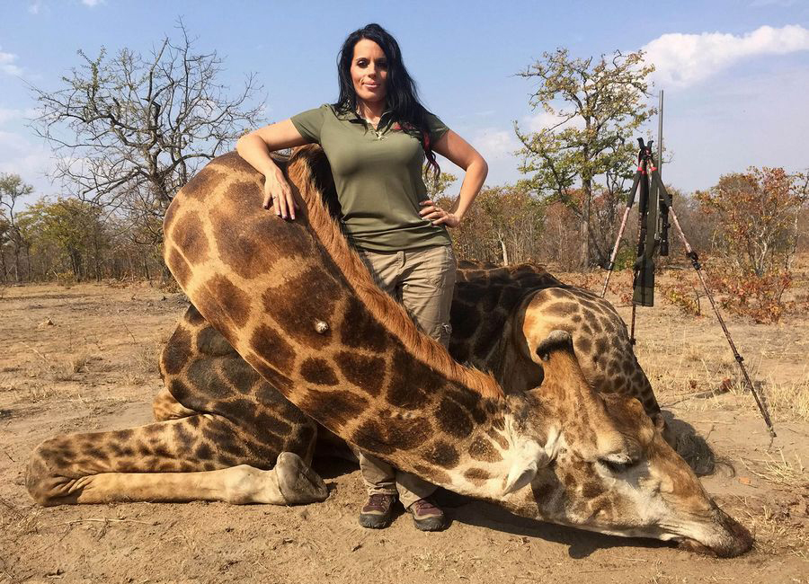 美女晒猎杀动物照 狂妄地叫嚣