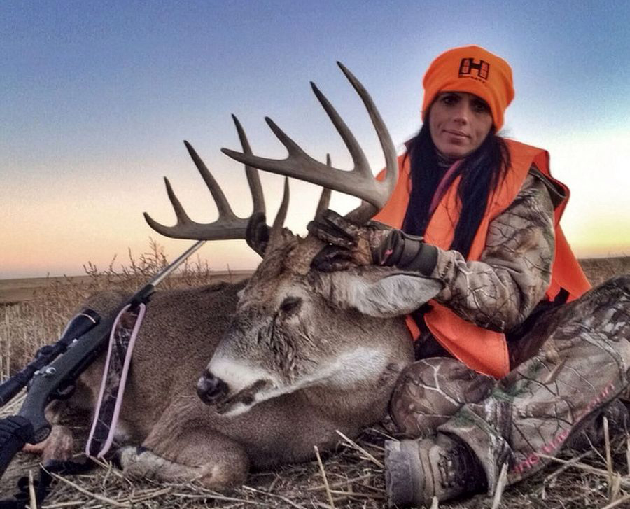 美女晒猎杀动物照 狂妄地叫嚣