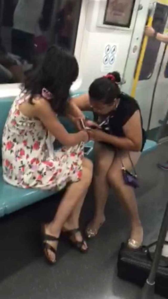【图】北京地铁两女撕衣 网友:女人何苦为难女人