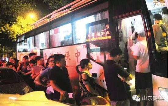 千人献血堵塞交通:产妇需AB型血路人集体献血
