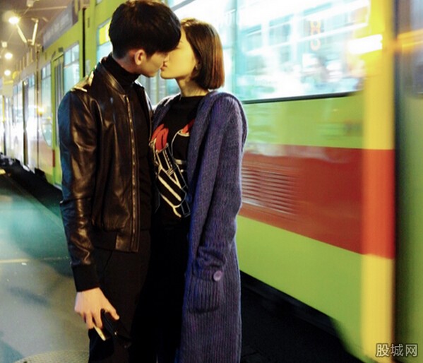 娜扎发文谈张翰 去年走到一起张翰冲动公布恋