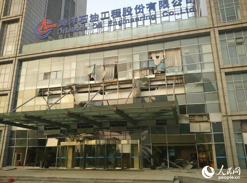 天津一危险品仓库爆炸2公里外建筑物玻璃破损