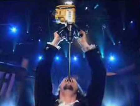 大叔脚踩宣纸水上行走 揭秘十大不可思议魔术