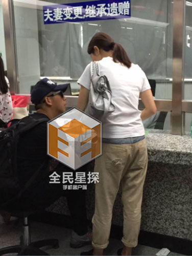 胡海泉晒出生证明感恩父母 老婆近照曝光清纯