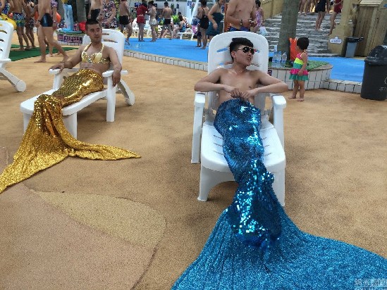 天津男子水世界变美人鱼 穿裙子戴胸罩不忍直