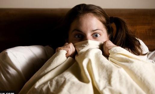 女游客梦中惊醒发现房内站一裸男 钱财被偷 -女