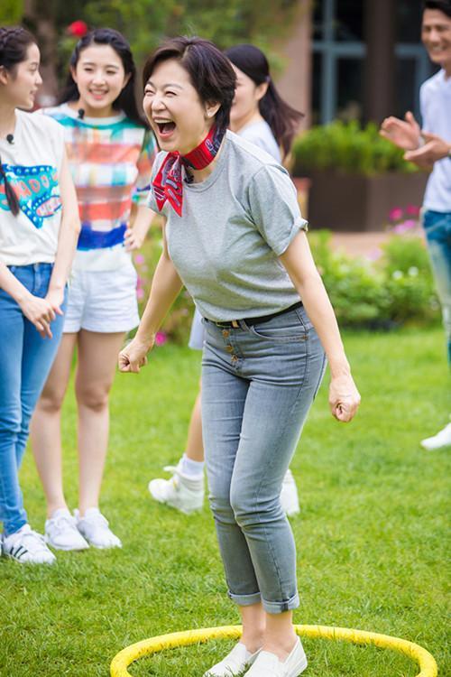 女神林青霞主动偷吻何炅 网易:一亲傻三年-林青霞