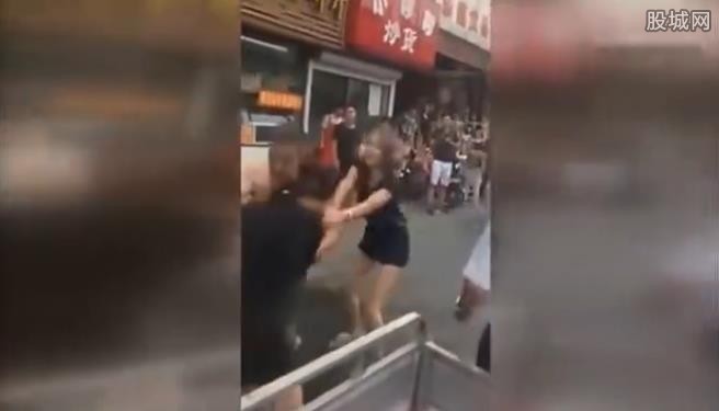 大爷当街<em>光身</em>狂揍两名制服女 <em>奶罩</em>被扒险露点