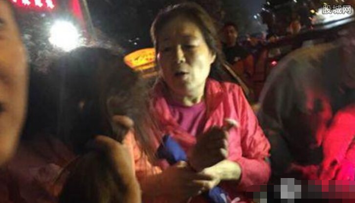 太倒霉了 男子携小三看球被直播 妻子跑现场捉