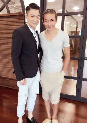 江华刘德华晒合影 两华仔帅气露脸网友秒变花